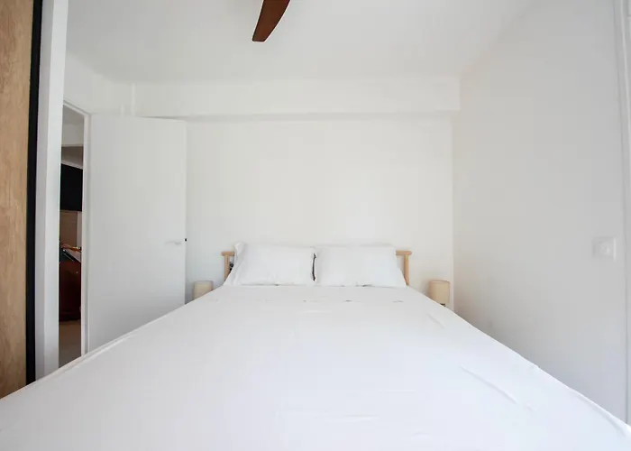 Daire Bright 1-br Walk To The