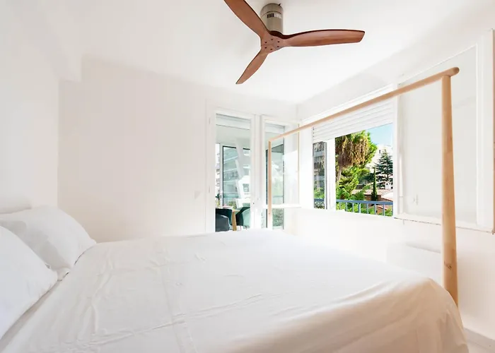 Bright 1-br Walk To The *