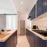 Bright 1-br Walk To The *
