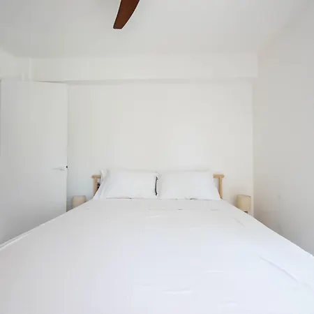 Апартаменты Bright 1-br Walk To The